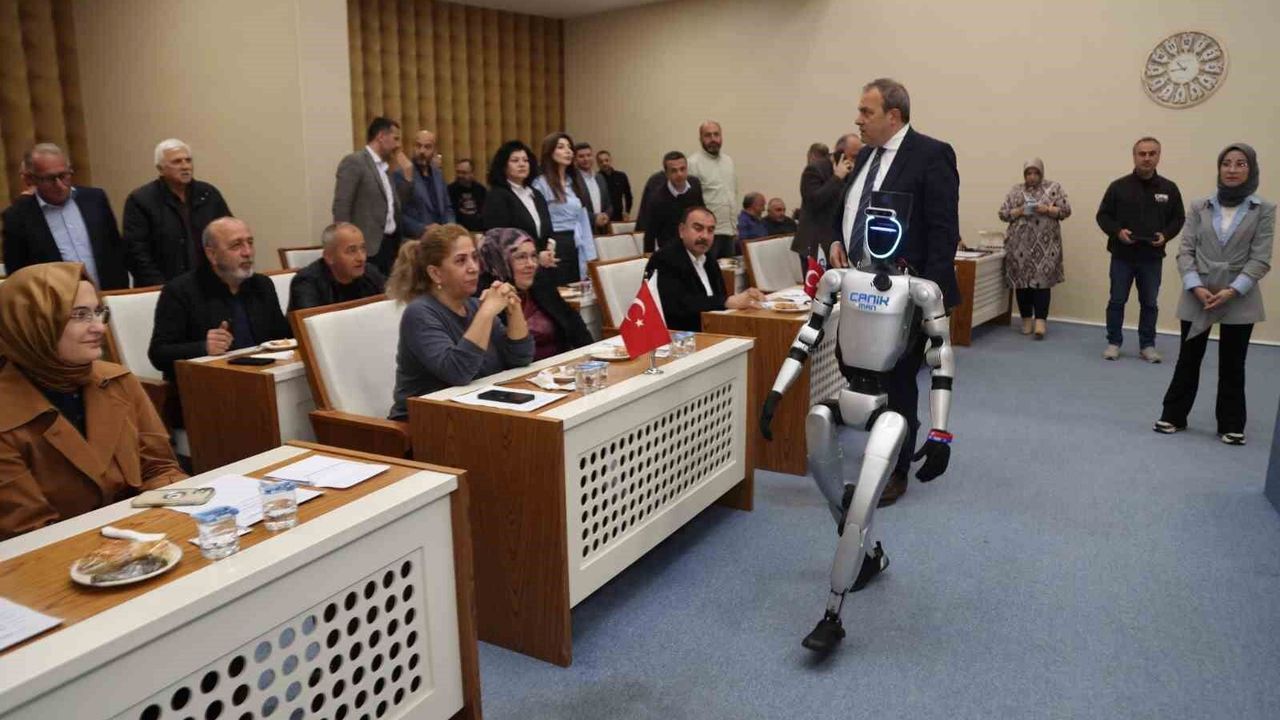 Nüfusa kayıtlı robot mecliste: Heyecanlı anlar