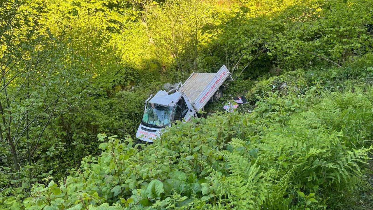 Samsun'da kereste yüklü kamyonet dere yatağına devrildi: 1 ölü, 2 yaralı