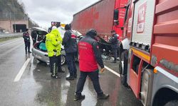 OTOMOBİL TIRA ÇARPTI