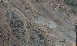 ÇAYELİ'NDE KORKUTAN MANZARA: DEV KAYALAR YOLU TAMAMEN KAPATTI!