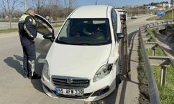 Samsun'da otomobil refüjü aşıp bariyere çarptı: 1 yaralı