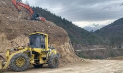 Sinop'ta yol güvenliği için kayalar kırılıyor