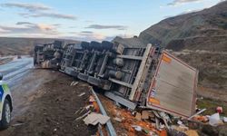 Tır şarampole devrildi, sürücü yara almadan kurtuldu