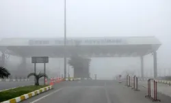 TRABZON’DA SİS KABUSU: ŞEHİR GÖZ GÖZÜ GÖRMÜYOR, UÇAKLAR İNEMEDİ!