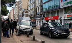 Hafif ticari araç kaldırıma çıktı, trafik levhası ve dubayı devirdi