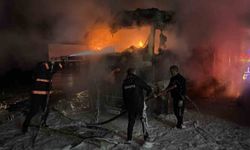 Hopa'da tır parkında yangın; 2 tır kullanılamaz hale geldi