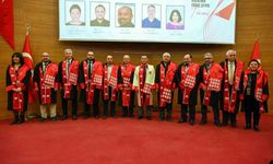 89 akademisyen cübbe giydi