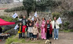 OYUNCULAR VE ÇOCUKLAR EL ELE