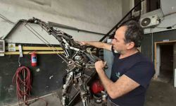 850 parça hurdayı birleştirdi, 200 kiloluk metal figür yaptı