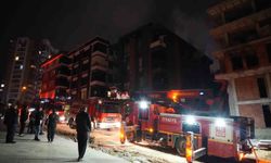 Apartman dairesi alevlere teslim oldu, bina sakinleri kendini dışarı attı