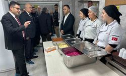 Aşçı adayı lise öğrencileri günde 10 bin kişi için yemek hazırlıyor