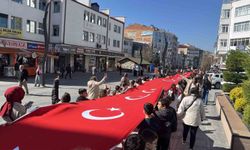 Bolu'da öğrenciler 200 metrelik Türk bayrağıyla caddede yürüdü