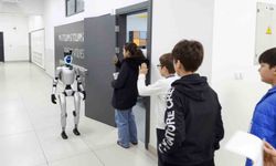 Bu ilçede sınava giren öğrencileri insansı robot karşılıyor