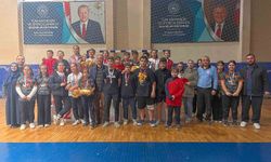 Düzce'de 100 sporcu raket salladı