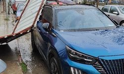 Fırtınanın etkisiyle yapıdan kopan parça araca zarar verdi
