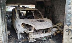 Garajda alevlere teslim olan 2 araç ve motosiklet kullanılmaz hale geldi