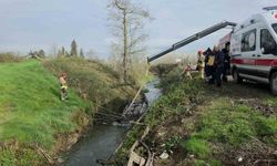 Gece dereye yuvarlanan otomobil sabah fark edildi