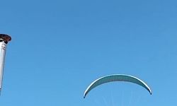 Gökyüzünde gülümseten anlar, paraşütçüyü çaya davet etti