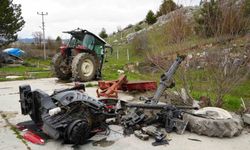 Araç ile çarpışan traktör ikiye bölündü: