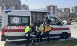 Hafif ticari araç ile otomobil çarpıştı: 3 çocuk yaralı