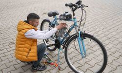 İkinci el bisiklet satın aldı, topladığı malzemelerle mobilete çevirdi