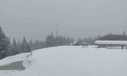 İlkbahar yerini kışa bıraktı, turizm alanı yeniden beyaz örtüyle kaplandı
