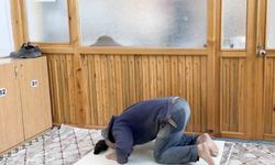 İnşaat işçisinden örnek davranış: Camiyi kirletmemek için nalburdan aldığı malzemenin üzerinde namazını kıldı