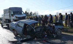 Kamyonetle çarpışan Tofaş ikiye bölündü!