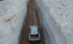 Kar duvarları arasında kalan yol görenleri hayrete düşürdü