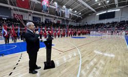 Karabük'te 23 Nisan coşkusu spor salonuna sığmadı