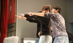 Karabük'te gençler tiyatro sahnesinde yarıştı