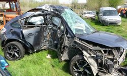 Kontrolden çıkan otomobil kaldırımda ağaca çarptı: 1 ölü, 1 yaralı