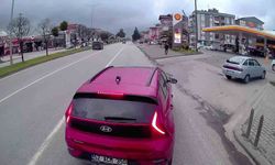 Samsun'da aniden çimento yüklü tırın önüne çıkan otomobil yürekleri ağza getirdi