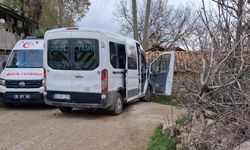 Öğrenci servisi direğe çarptı: 12 yaralı