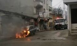 Seyir halindeki otomobil alev alev yandı