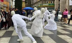 TRABZON’DA TİYATRO ŞÖLENİ YAĞMURA RAĞMEN BAŞLADI