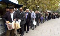 YAŞLILAR EKMEK KUYRUĞUNDA