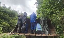 Taşan dere 4 çay işçisini mahsur bıraktı!