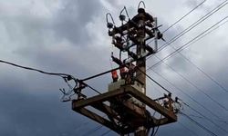 Elektrik direğine yıldırım düştü