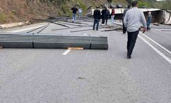 Çubuk demir yüklü tır devrildi, OSB yolu trafiğe kapandı