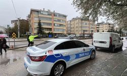 Ehliyeti iptal edilen sürücü yaşlı kadına çarptı