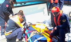 Gemide yaralanan personelin yardımına sahil güvenlik yetişti