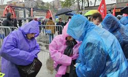 Madenci kıyafetli bebek Zonguldak'taki 1 Mayıs yürüyüşünün simgesi oldu