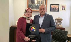 Mesleğinde 30 yılı doldurdu, plaketini Cumhurbaşkanı Erdoğan'ın elinden aldı