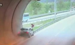Otomobil tünel çıkışında bariyerlere çarptı: Kaza anı kamerada