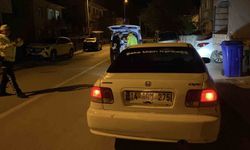 Polisi görünce aracını çalışır vaziyette bırakıp kaçtı