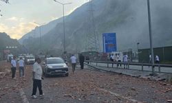 Bariyerlere çarpan kiremit yüklü tırda yangın çıktı