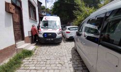 Bolu'da park edilen araçlardan ambulans sokağa giremedi: Sağlık ekipleri hastaya yürümek zorunda kaldı