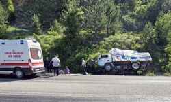 Kastamonu'da kamyon şarampole devrildi: 2 yaralı