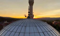 Leylekler gün batımını cami kubbesinde karşıladı, mest eden anlar havadan görüntülendi